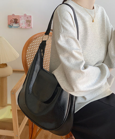 ホーボーバッグ黒フラップショルダーバッグ 三日月型ショルダーバッグ 韓国風肩掛けバッグ レディース マチ広いフェイクレザーバッグ大容量 合皮ファスナーバッグお洒落 1LICHA-001