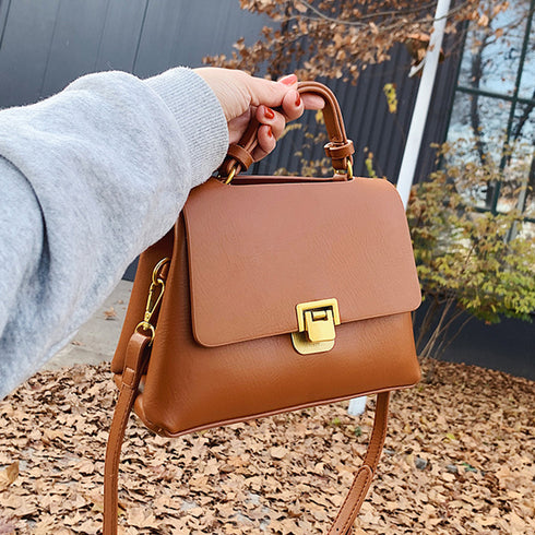 ショルダーバッグ レディース 斜め掛け スクエアバッグ 小さめ フェイクレザー 2way ハンドバッグ 大人かわいい 2層収納 肩掛けカバン カジュアル 軽量 1XIUF-031