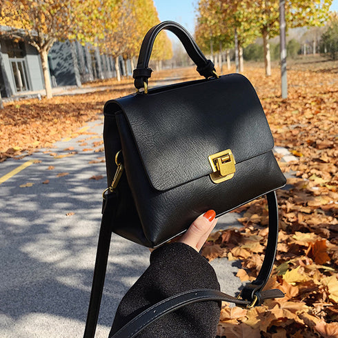 ショルダーバッグ レディース 斜め掛け スクエアバッグ 小さめ フェイクレザー 2way ハンドバッグ 大人かわいい 2層収納 肩掛けカバン カジュアル 軽量 1XIUF-031