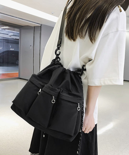 ドローストリングショルダーバッグ 大容量 マルチポケットナイロンバッグ カジュアル巾着バッグ 大きめ肩掛けバッグ 通勤通学 旅行手提げバッグ 多収納かばん男女兼用 1XIUF-078