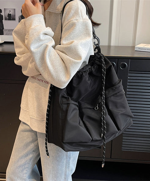 ドローストリングショルダーバッグ 大容量 マルチポケットナイロンバッグ カジュアル巾着バッグ 大きめ肩掛けバッグ 通勤通学 旅行手提げバッグ 多収納かばん男女兼用 1XIUF-078