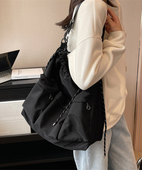 ドローストリングショルダーバッグ 大容量 マルチポケットナイロンバッグ カジュアル巾着バッグ 大きめ肩掛けバッグ 通勤通学 旅行手提げバッグ 多収納かばん男女兼用 1XIUF-078