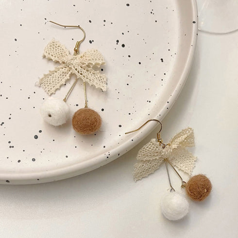 リボンピアス レディース ポンポンピアス リボン結びアクセサリー 女性 きれいめ 小顔見え耳飾り 大人可愛い キュート 秋冬ロングピアス お洒落 韓国ファッション 21SHIPIN-090