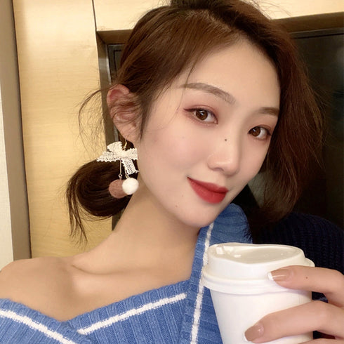 リボンピアス レディース ポンポンピアス リボン結びアクセサリー 女性 きれいめ 小顔見え耳飾り 大人可愛い キュート 秋冬ロングピアス お洒落 韓国ファッション 21SHIPIN-090