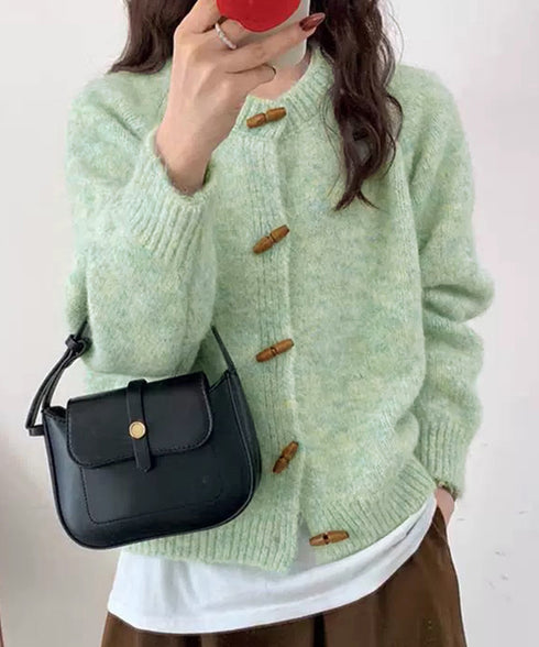 トグルボタンニットカーディガン長袖秋冬服 レディース おしゃれニットトップス きれいめカジュアル ニットセーター 丸首 韓国風ニット羽織 人気 前開き 無地ニット 24TPS-064