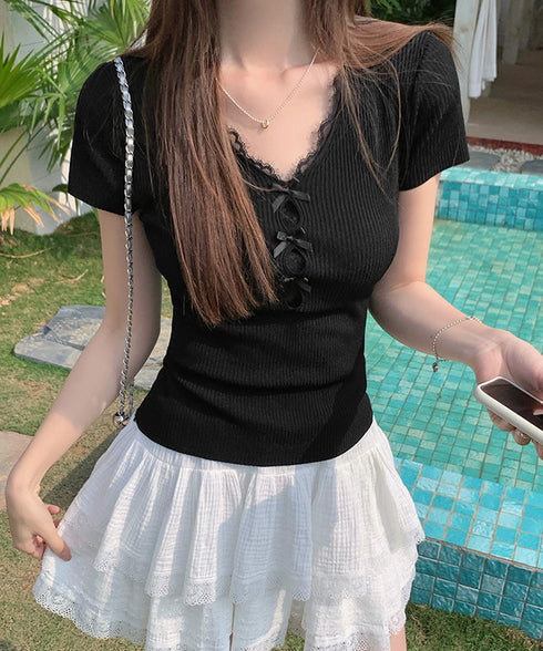 リボンレース付きリブニット Vネック夏服 レディース フェミニン プチプラサマーニット 韓国風 スリムフィットニット 大人可愛いカットソー きれいめ 細身Tシャツ 24TPS-040