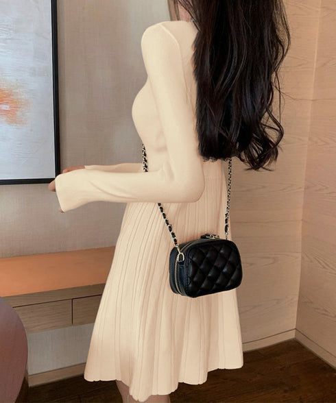 Vネックニットワンピース 飾りボタン付き Aラインワンピース レディース Vネックインナーワンピース ハイウエスト 着やせワンピース 大人可愛い 膝上丈ワンピース 24WPS-002