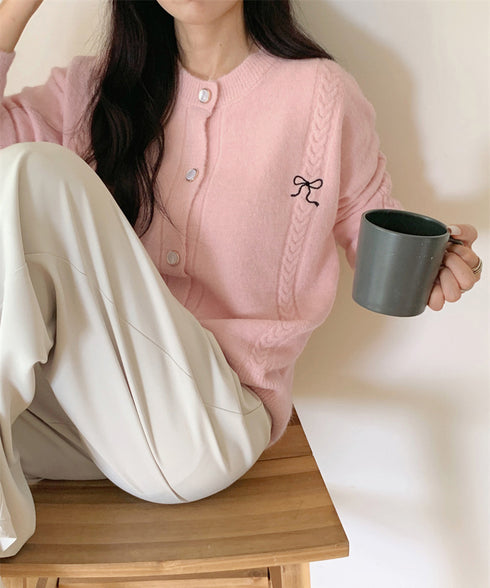 リボンワンポイントニットカーディガン秋冬 レディース パール調ボタン ニットトップス 長袖 ニットアウター クルーネック セーター 韓国風 ベーシック ニット羽織 2HUANYI-001