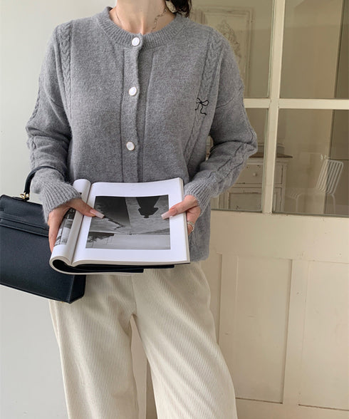 リボンワンポイントニットカーディガン秋冬 レディース パール調ボタン ニットトップス 長袖 ニットアウター クルーネック セーター 韓国風 ベーシック ニット羽織 2HUANYI-001