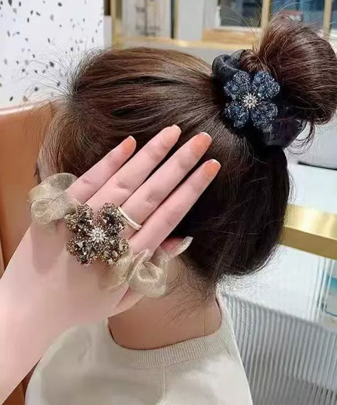 ビジューフラワーシュシュキラキラヘアゴム 華やかな大ぶりオーガンジー髪飾り シアー素材ヘアアクセサリー韓国風ラインストーン大人可愛いボリュームまとめ髪ポニーテール 2JUNSHAN-001