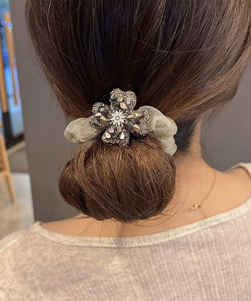 ビジューフラワーシュシュキラキラヘアゴム 華やかな大ぶりオーガンジー髪飾り シアー素材ヘアアクセサリー韓国風ラインストーン大人可愛いボリュームまとめ髪ポニーテール 2JUNSHAN-001