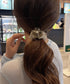 ビジューフラワーシュシュキラキラヘアゴム 華やかな大ぶりオーガンジー髪飾り シアー素材ヘアアクセサリー韓国風ラインストーン大人可愛いボリュームまとめ髪ポニーテール 2JUNSHAN-001