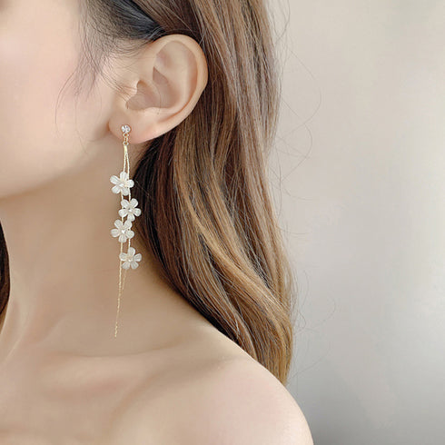 揺れる チェーンピアス 花びらイヤリング フラワーモチーフ ノンホール おしゃれイヤリング 痛くないロングピアス ぶら下がり 韓国アクセサリー プチプラジュエリー 2OUENNI-001