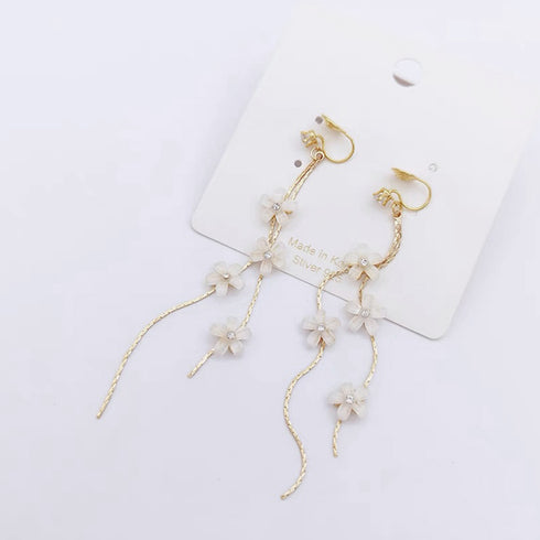 揺れる チェーンピアス 花びらイヤリング フラワーモチーフ ノンホール おしゃれイヤリング 痛くないロングピアス ぶら下がり 韓国アクセサリー プチプラジュエリー 2OUENNI-001