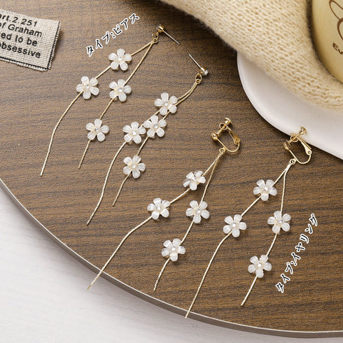揺れる チェーンピアス 花びらイヤリング フラワーモチーフ ノンホール おしゃれイヤリング 痛くないロングピアス ぶら下がり 韓国アクセサリー プチプラジュエリー 2OUENNI-001