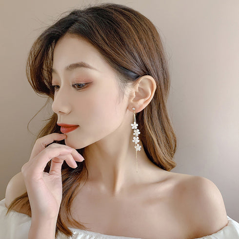 揺れる チェーンピアス 花びらイヤリング フラワーモチーフ ノンホール おしゃれイヤリング 痛くないロングピアス ぶら下がり 韓国アクセサリー プチプラジュエリー 2OUENNI-001