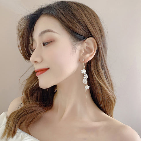 揺れる チェーンピアス 花びらイヤリング フラワーモチーフ ノンホール おしゃれイヤリング 痛くないロングピアス ぶら下がり 韓国アクセサリー プチプラジュエリー 2OUENNI-001