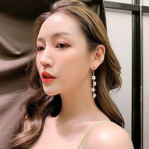 揺れる チェーンピアス 花びらイヤリング フラワーモチーフ ノンホール おしゃれイヤリング 痛くないロングピアス ぶら下がり 韓国アクセサリー プチプラジュエリー 2OUENNI-001