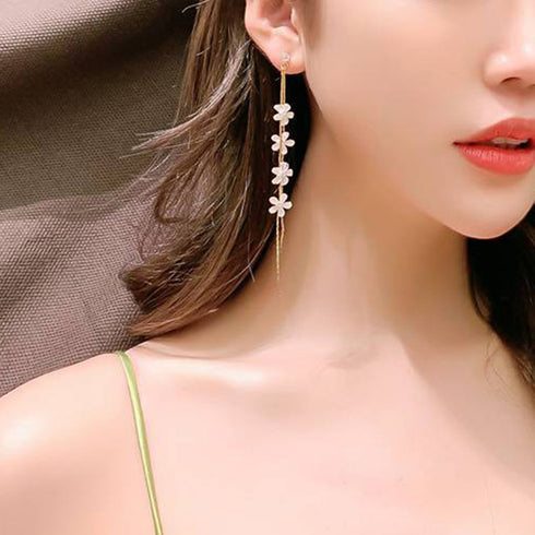 揺れる チェーンピアス 花びらイヤリング フラワーモチーフ ノンホール おしゃれイヤリング 痛くないロングピアス ぶら下がり 韓国アクセサリー プチプラジュエリー 2OUENNI-001