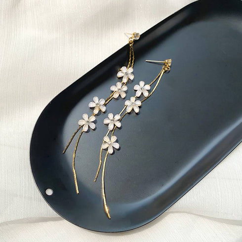揺れる チェーンピアス 花びらイヤリング フラワーモチーフ ノンホール おしゃれイヤリング 痛くないロングピアス ぶら下がり 韓国アクセサリー プチプラジュエリー 2OUENNI-001