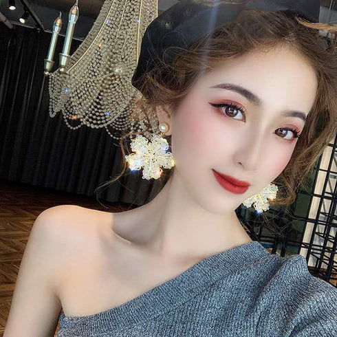 フラワーピアス 大きめ花モチーフ ピアス レディース 揺れるピアス 小顔 クリスタルピアス パーティーアクセサリー 結婚式 ジュエリー きらきら耳飾り 豪華 韓国 2TEKANG-002