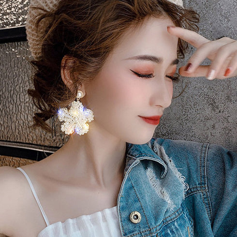 フラワーピアス 大きめ花モチーフ ピアス レディース 揺れるピアス 小顔 クリスタルピアス パーティーアクセサリー 結婚式 ジュエリー きらきら耳飾り 豪華 韓国 2TEKANG-002