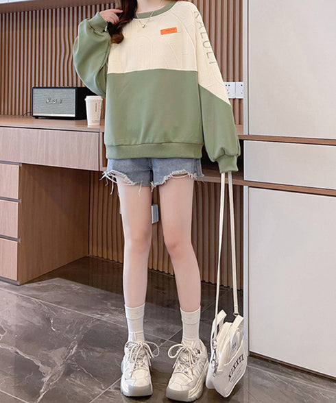 エンボスロゴスウェット春秋長袖トレーナー クルーネック 大人可愛い スウェットシャツ レディース アメカジ ゆったりプルオーバー カジュアルトップス 体型カバー服 2YIGULI-035