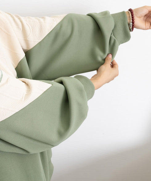 エンボスロゴスウェット春秋長袖トレーナー クルーネック 大人可愛い スウェットシャツ レディース アメカジ ゆったりプルオーバー カジュアルトップス 体型カバー服 2YIGULI-035