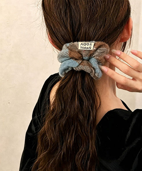 チェック柄シュシュ ロゴタグ付きヘアゴム ワンポイントロゴヘアゴム韓国風ボリュームシュシュ おしゃれ秋冬ヘアアクセサリー人気可愛い大人上品ポニーテールゴムまとめ髪 2YINGYU-001