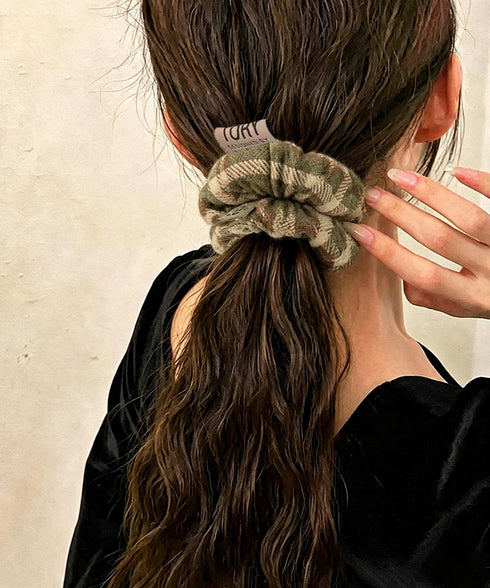 チェック柄シュシュ ロゴタグ付きヘアゴム ワンポイントロゴヘアゴム韓国風ボリュームシュシュ おしゃれ秋冬ヘアアクセサリー人気可愛い大人上品ポニーテールゴムまとめ髪 2YINGYU-001