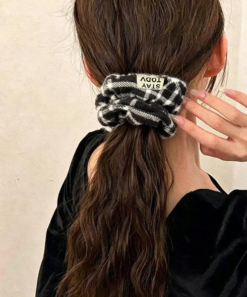 チェック柄シュシュ ロゴタグ付きヘアゴム ワンポイントロゴヘアゴム韓国風ボリュームシュシュ おしゃれ秋冬ヘアアクセサリー人気可愛い大人上品ポニーテールゴムまとめ髪 2YINGYU-001
