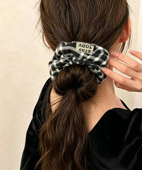 チェック柄シュシュ ロゴタグ付きヘアゴム ワンポイントロゴヘアゴム韓国風ボリュームシュシュ おしゃれ秋冬ヘアアクセサリー人気可愛い大人上品ポニーテールゴムまとめ髪 2YINGYU-001