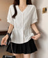 ドロストシャツブラウス パール付夏服半袖 Vネックブラウス ウエストマーク 大人可愛いシャツ白 オフィスカジュアル 着やせゆったり ギャザーシャツ ウエストリボン 3MEILIXQ-003