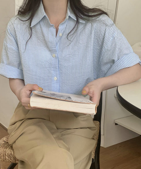 ストライプ柄襟付き半袖シャツ レディース 爽やかストライプ ゆったり半袖シャツ ナチュラルブラウス 体型カバー羽織り 大人カジュアル 夏向けトップス 淡色春コーデ 617SY-022
