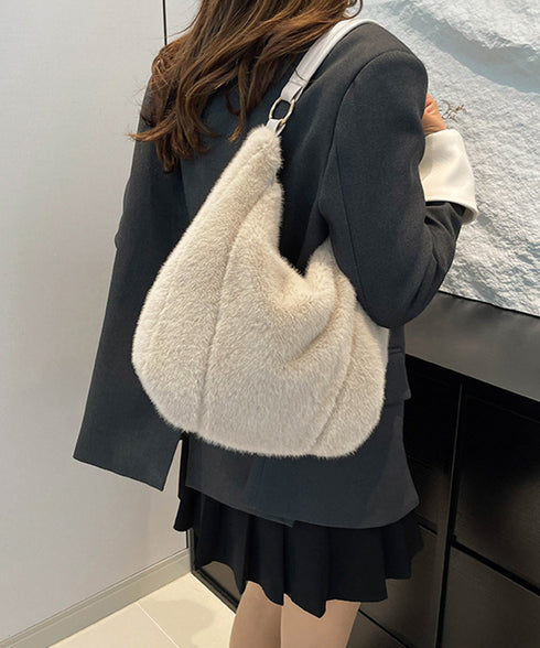 もこもこトートバッグエコファー秋冬バッグ レディースふわふわワンショルダーバッグ 大人かわいいフェイクファー肩掛けバッグ軽量A4大容量 斜め掛けバッグ おしゃれ鞄 6ZMIN-010