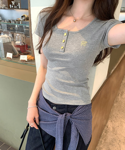 ヘンリーネック 半袖Tシャツワンポイント レディースタイトトップス細見え 刺しゅうロゴtシャツフロントボタンリブカットソー大人可愛いサマーニットカジュアルきれいめ 6MZYP-001