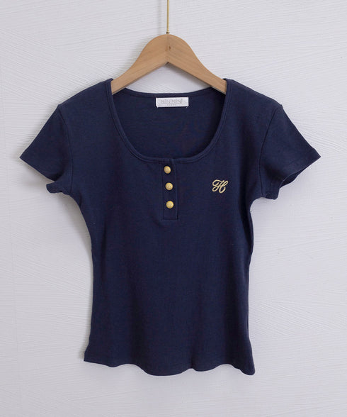 ヘンリーネック 半袖Tシャツワンポイント レディースタイトトップス細見え 刺しゅうロゴtシャツフロントボタンリブカットソー大人可愛いサマーニットカジュアルきれいめ 6MZYP-001
