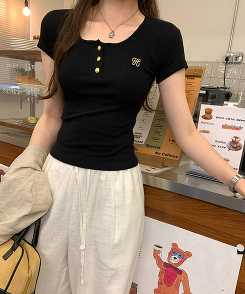 ヘンリーネック 半袖Tシャツワンポイント レディースタイトトップス細見え 刺しゅうロゴtシャツフロントボタンリブカットソー大人可愛いサマーニットカジュアルきれいめ 6MZYP-001