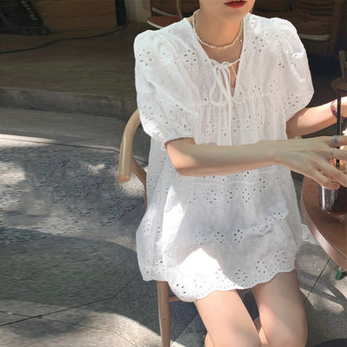 スカラップ刺しゅうレースブラウスVネック レディース 大人可愛い 透かし彫り 夏トップス白 おしゃれプルオーバー 透け感 パンチングレース ペプラムブラウス半袖 6WANJIA-006
