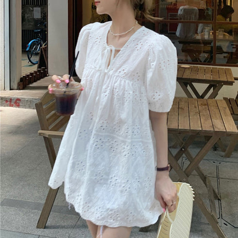 スカラップ刺しゅうレースブラウスVネック レディース 大人可愛い 透かし彫り 夏トップス白 おしゃれプルオーバー 透け感 パンチングレース ペプラムブラウス半袖 6WANJIA-006