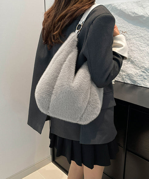 もこもこトートバッグエコファー秋冬バッグ レディースふわふわワンショルダーバッグ 大人かわいいフェイクファー肩掛けバッグ軽量A4大容量 斜め掛けバッグ おしゃれ鞄 6ZMIN-010