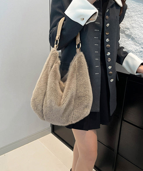 もこもこトートバッグエコファー秋冬バッグ レディースふわふわワンショルダーバッグ 大人かわいいフェイクファー肩掛けバッグ軽量A4大容量 斜め掛けバッグ おしゃれ鞄 6ZMIN-010