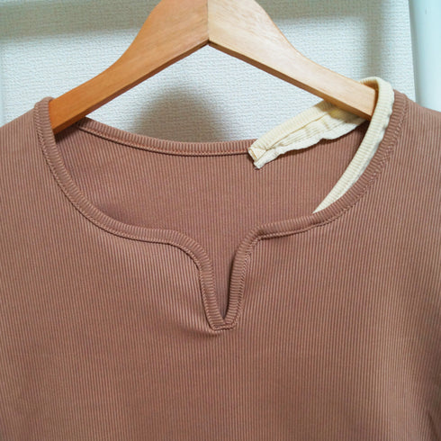 ショート丈トップス キーネック Tシャツ レディースファッション カットソー vネック 韓国風 お洒落 重ね着 着回し レイヤード風 インナー デコルテ 77BYFS-042