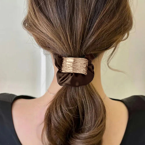 プレート付きシュシュ 大人っぽいヘアゴム まとめ髪 ヘアアクセサリー ポニーテールゴム オフィスカジュアル 韓国ファッション きれいめ お団子 ヘア グッズ 簡単 80JUNSHAN-009