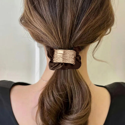 プレート付きシュシュ 大人っぽいヘアゴム まとめ髪 ヘアアクセサリー ポニーテールゴム オフィスカジュアル 韓国ファッション きれいめ お団子 ヘア グッズ 簡単 80JUNSHAN-009