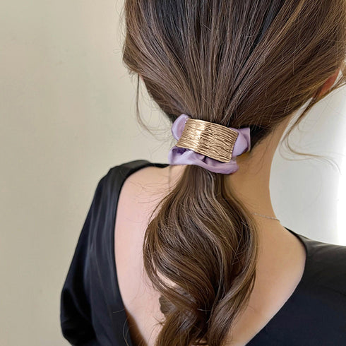 プレート付きシュシュ 大人っぽいヘアゴム まとめ髪 ヘアアクセサリー ポニーテールゴム オフィスカジュアル 韓国ファッション きれいめ お団子 ヘア グッズ 簡単 80JUNSHAN-009