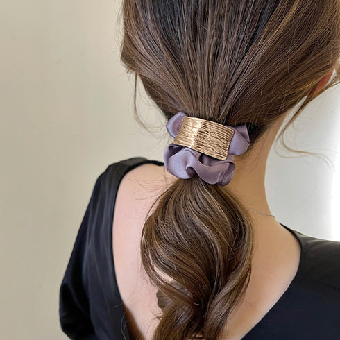 プレート付きシュシュ 大人っぽいヘアゴム まとめ髪 ヘアアクセサリー ポニーテールゴム オフィスカジュアル 韓国ファッション きれいめ お団子 ヘア グッズ 簡単 80JUNSHAN-009