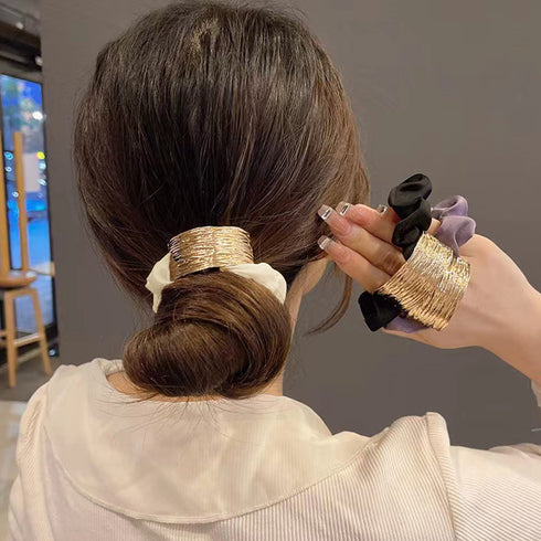 プレート付きシュシュ 大人っぽいヘアゴム まとめ髪 ヘアアクセサリー ポニーテールゴム オフィスカジュアル 韓国ファッション きれいめ お団子 ヘア グッズ 簡単 80JUNSHAN-009