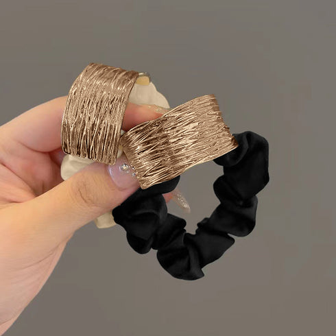 プレート付きシュシュ 大人っぽいヘアゴム まとめ髪 ヘアアクセサリー ポニーテールゴム オフィスカジュアル 韓国ファッション きれいめ お団子 ヘア グッズ 簡単 80JUNSHAN-009