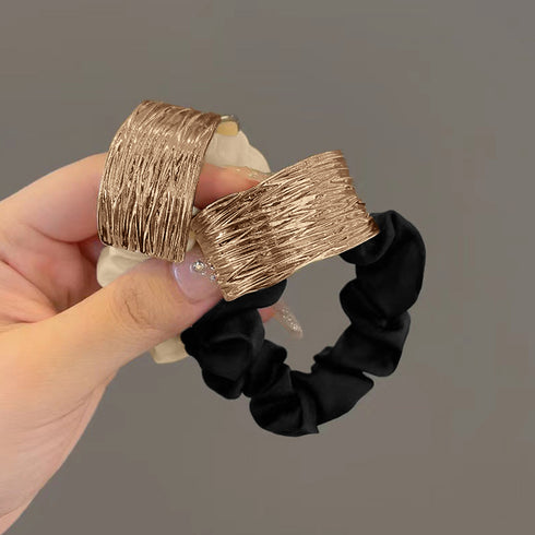 プレート付きシュシュ 大人っぽいヘアゴム まとめ髪 ヘアアクセサリー ポニーテールゴム オフィスカジュアル 韓国ファッション きれいめ お団子 ヘア グッズ 簡単 80JUNSHAN-009